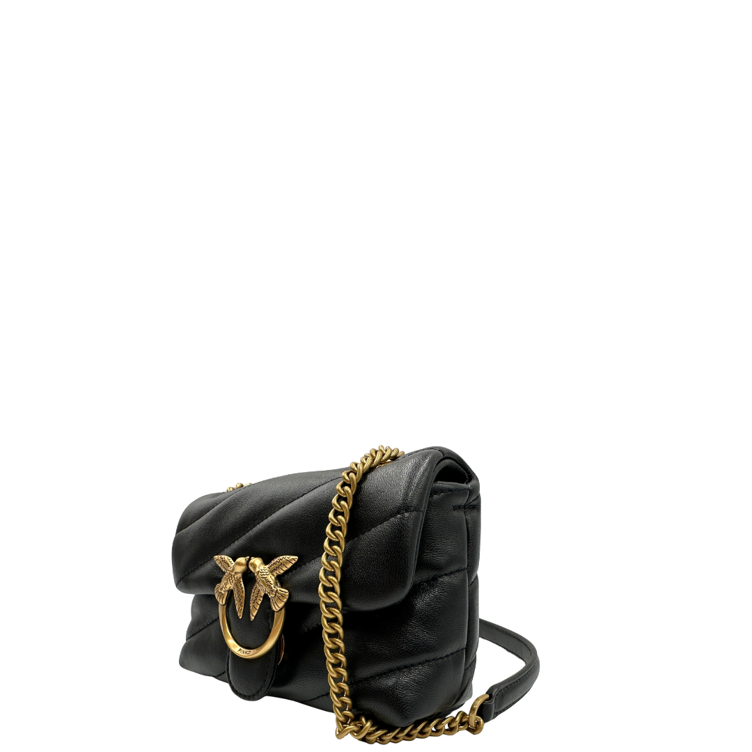 Lato, Borsa Pinko nella versione media in morbida nappa nera trapuntata e hardware dorato, indossabile a tracolla o a spalla. Originale, usata, di lusso, in condizioni eccellenti