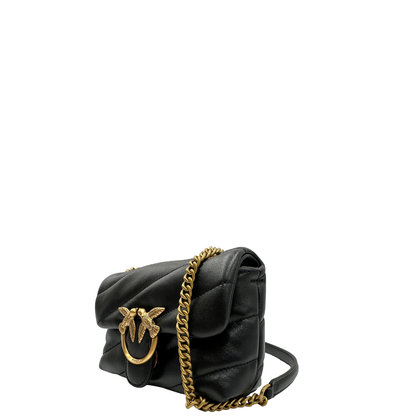 Lato, Borsa Pinko nella versione media in morbida nappa nera trapuntata e hardware dorato, indossabile a tracolla o a spalla. Originale, usata, di lusso, in condizioni eccellenti
