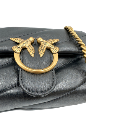 Borsa Pinko nella versione media in morbida nappa nera trapuntata e hardware dorato, indossabile a tracolla o a spalla. Originale, usata, di lusso, in condizioni eccellenti