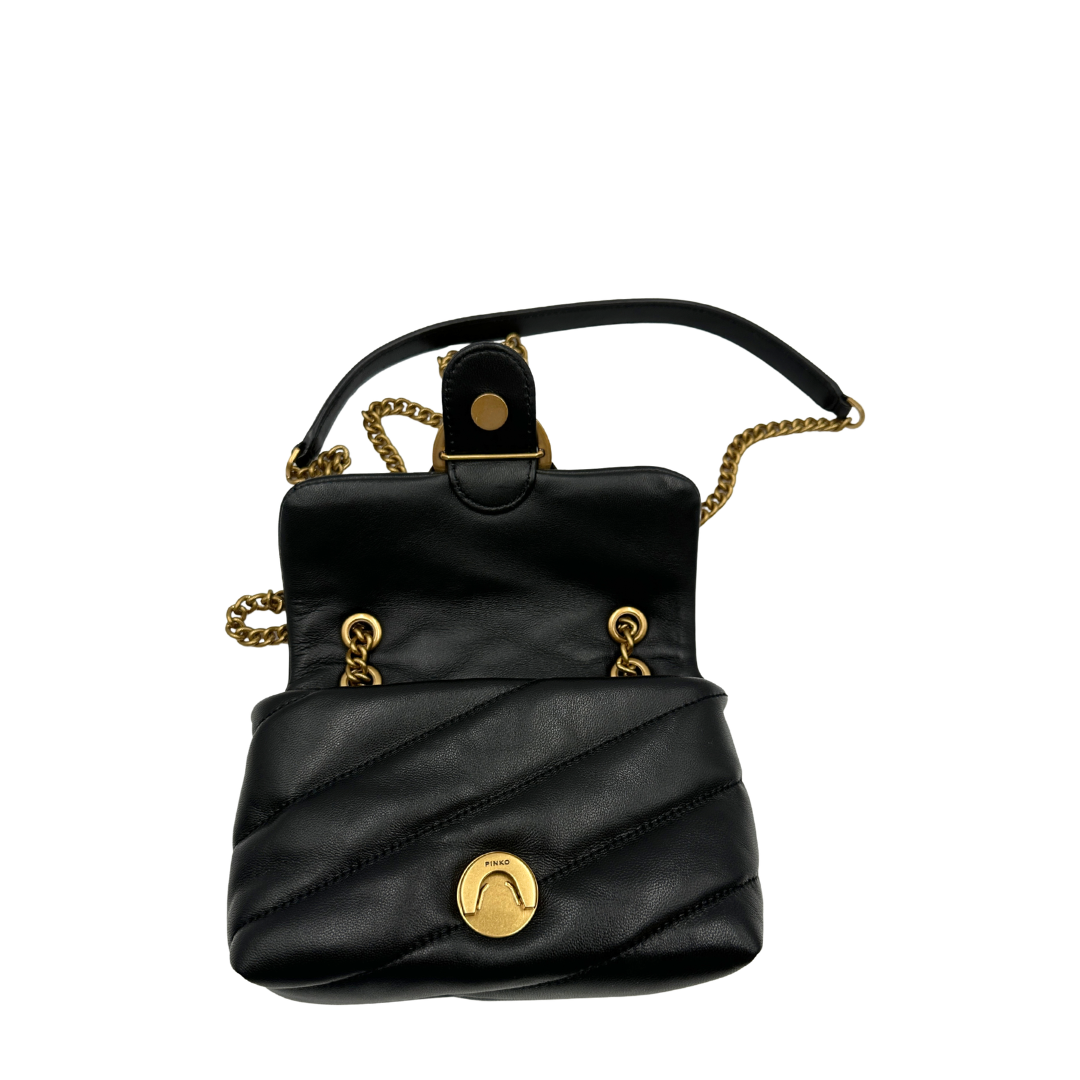 Interno, Borsa Pinko nella versione media in morbida nappa nera trapuntata e hardware dorato, indossabile a tracolla o a spalla. Originale, usata, di lusso, in condizioni eccellenti