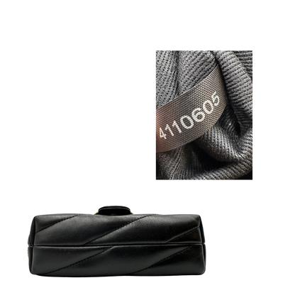 Base, codice Borsa Pinko nella versione media in morbida nappa nera trapuntata e hardware dorato, indossabile a tracolla o a spalla. Originale, usata, di lusso, in condizioni eccellenti