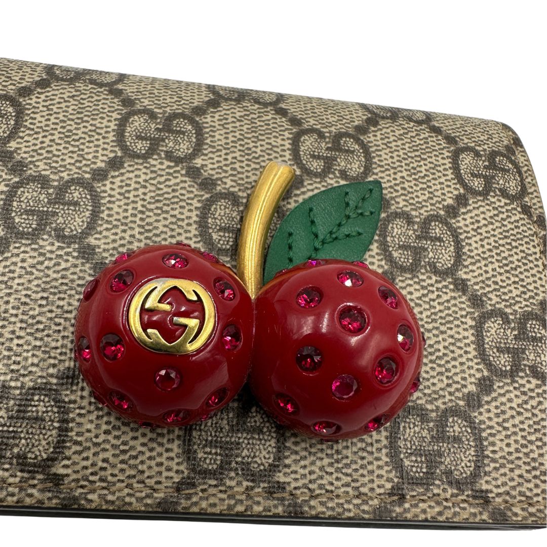 Portafoglio Gucci GG impreziosito da dettaglio ciliegie 