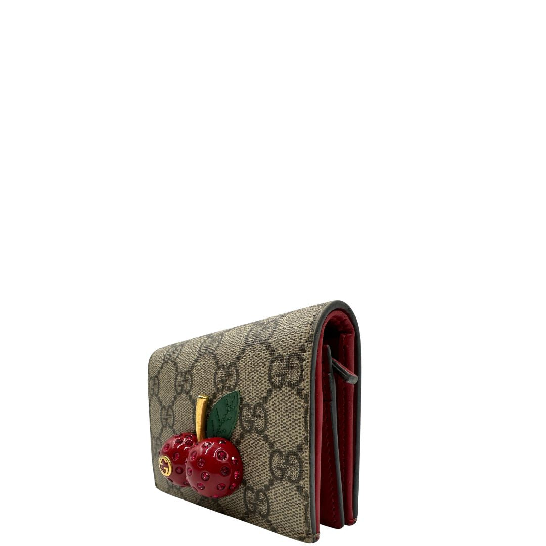 Portafoglio Gucci GG impreziosito da dettaglio ciliegie 