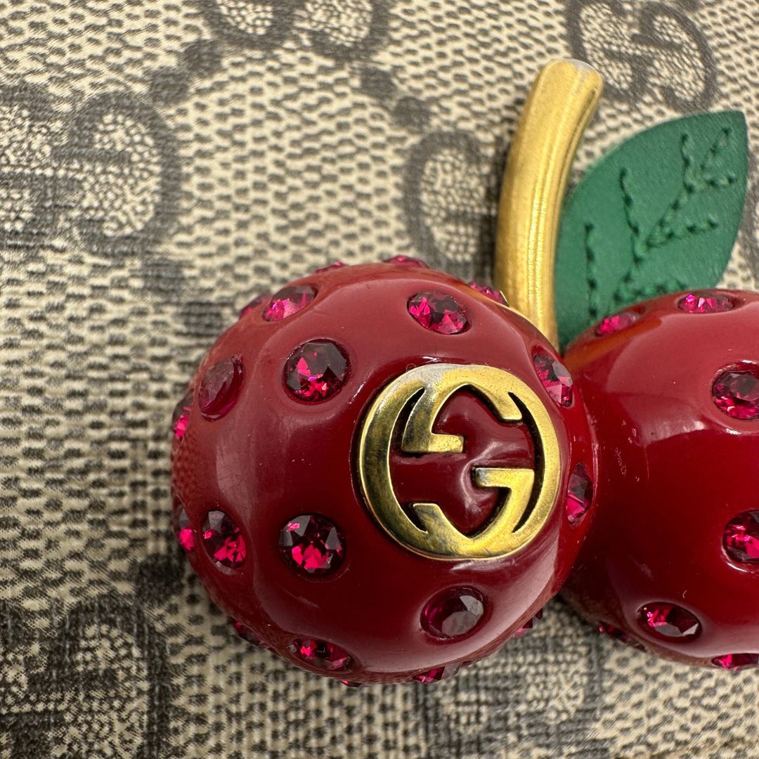 Portafoglio Gucci GG impreziosito da dettaglio ciliegie 