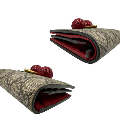 Portafoglio Gucci GG impreziosito da dettaglio ciliegie 