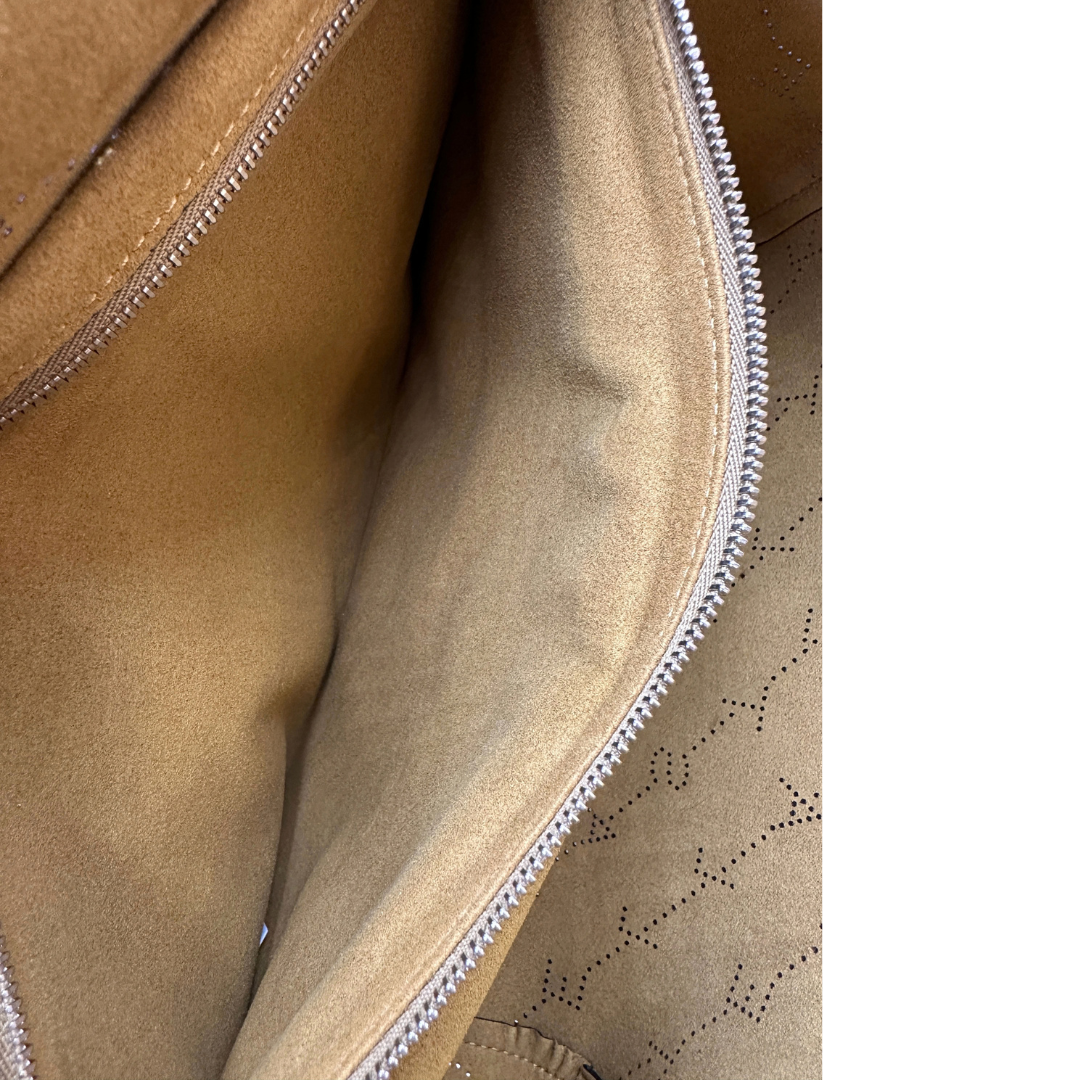 Interno, Borsa Stella McCartney in pelle nera caratterizzata dal motivo logo traforato. Originale, usata, di lusso, in ottime condizioni.