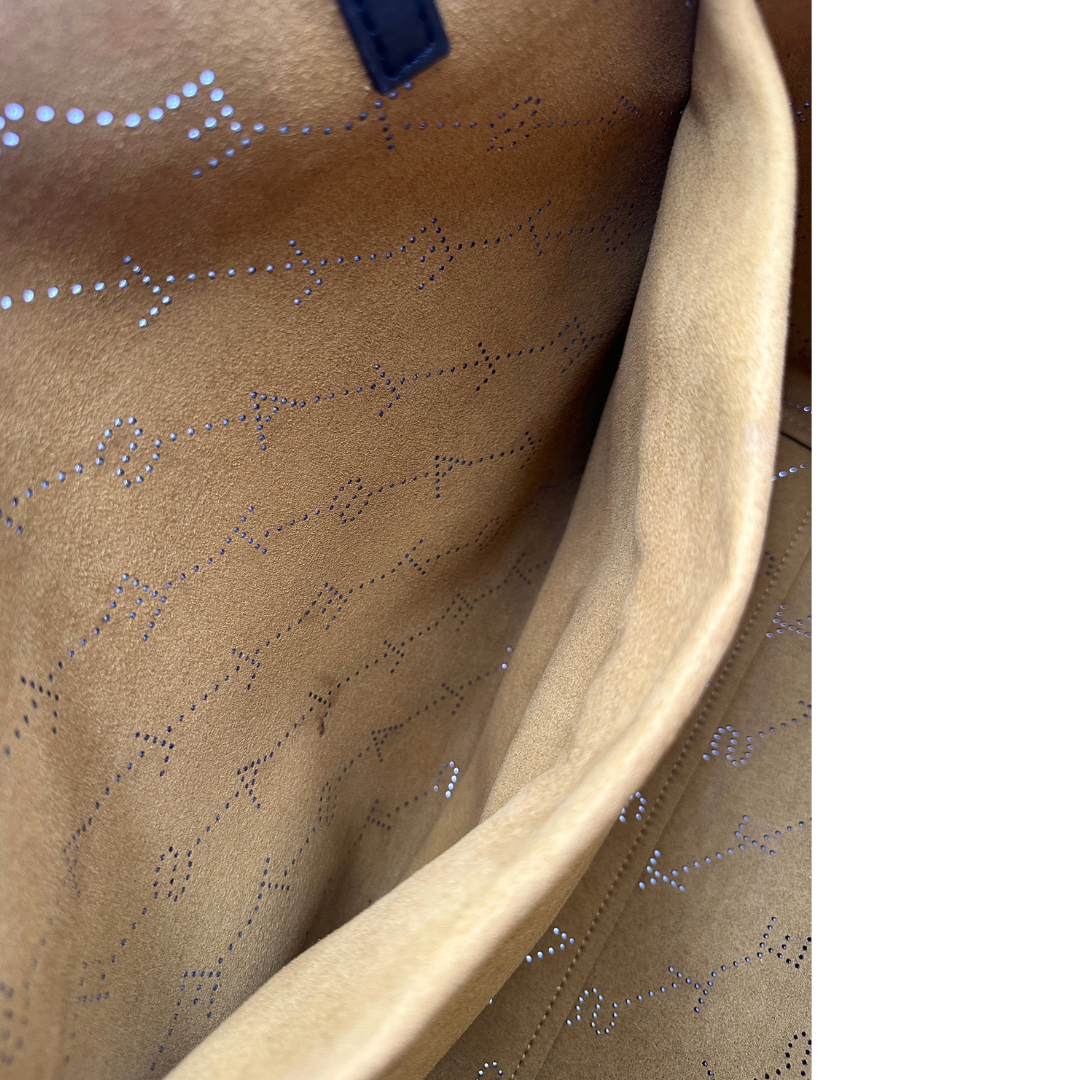 Interno tasca, Borsa Stella McCartney in pelle nera caratterizzata dal motivo logo traforato. Originale, usata, di lusso, in ottime condizioni.