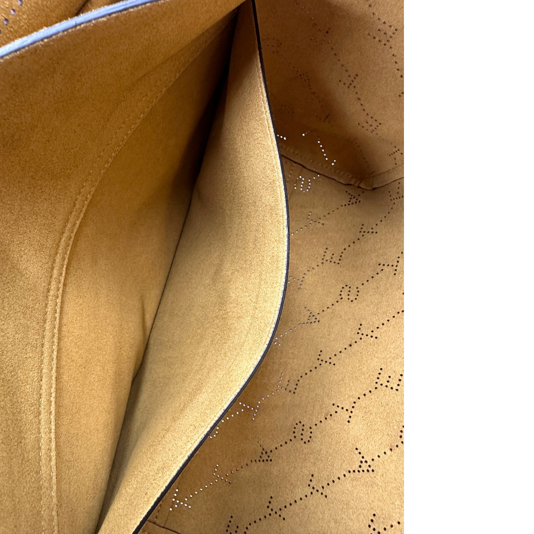 Interno, Borsa Stella McCartney in pelle nera caratterizzata dal motivo logo traforato. Originale, usata, di lusso, in ottime condizioni.