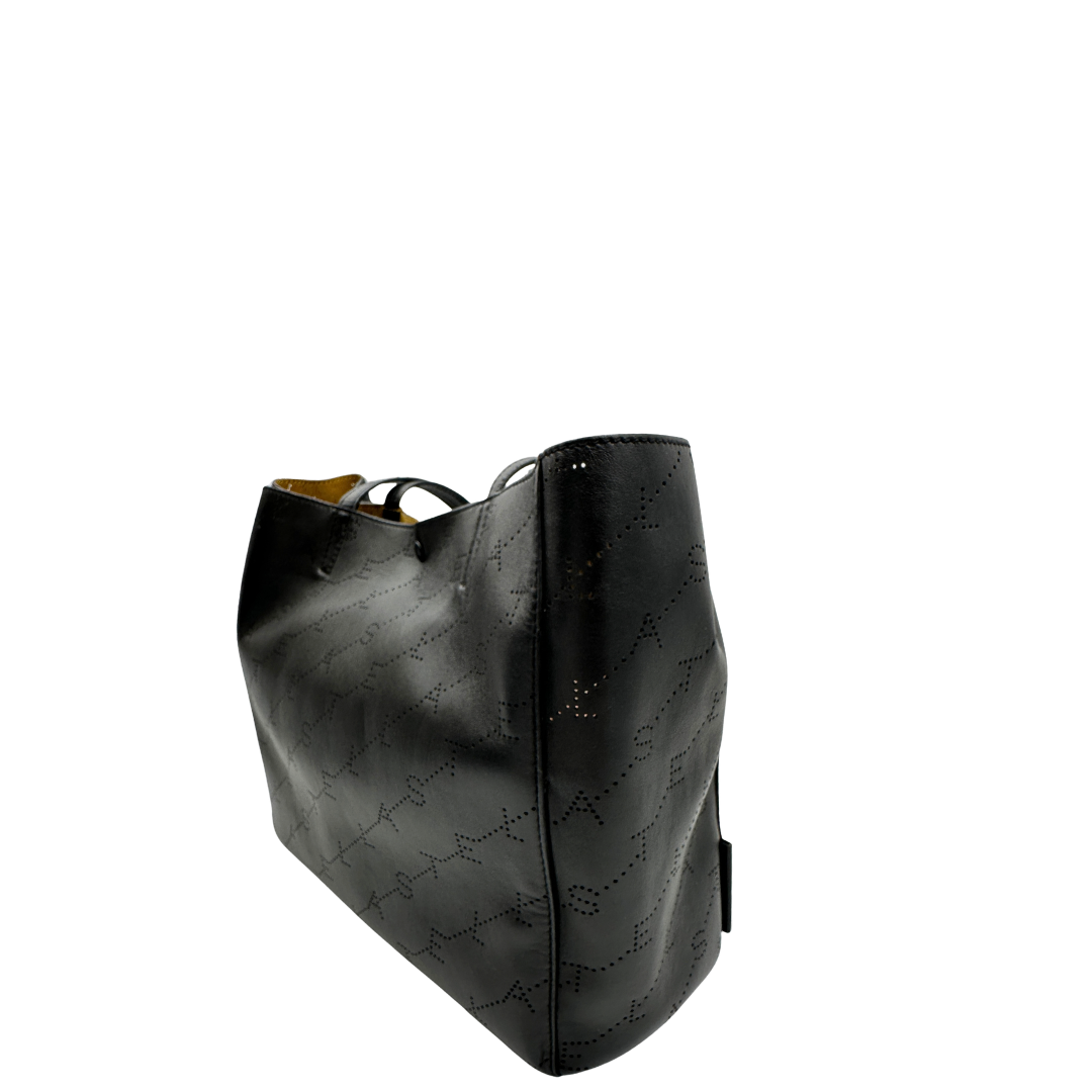 Lato, Borsa Stella McCartney in pelle nera caratterizzata dal motivo logo traforato. Originale, usata, di lusso, in ottime condizioni.