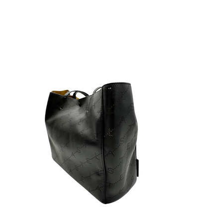 Lato, Borsa Stella McCartney in pelle nera caratterizzata dal motivo logo traforato. Originale, usata, di lusso, in ottime condizioni.