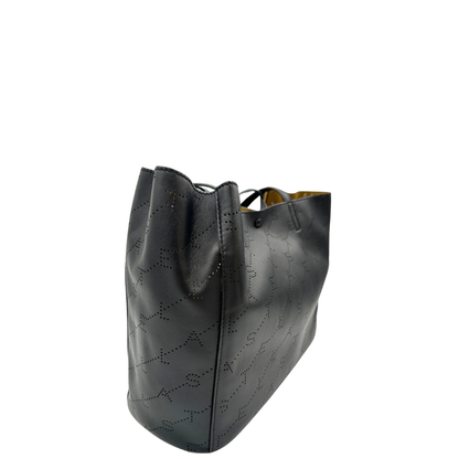 Lato, Borsa Stella McCartney in pelle nera caratterizzata dal motivo logo traforato.  Originale, usata, di lusso, in ottime condizioni.