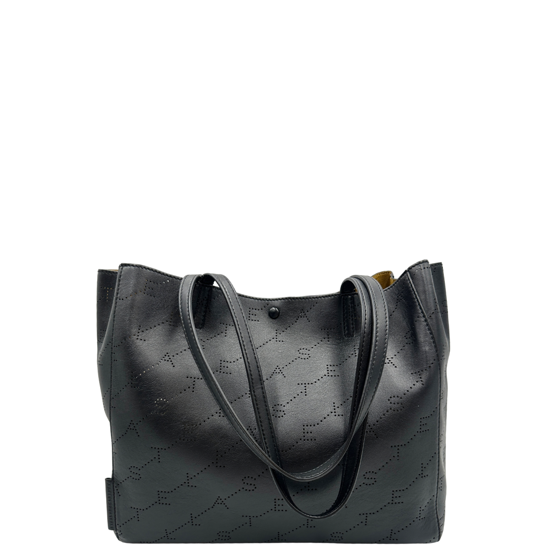 Retro, Borsa Stella McCartney in pelle nera caratterizzata dal motivo logo traforato.  Originale, usata, di lusso, in ottime condizioni.
