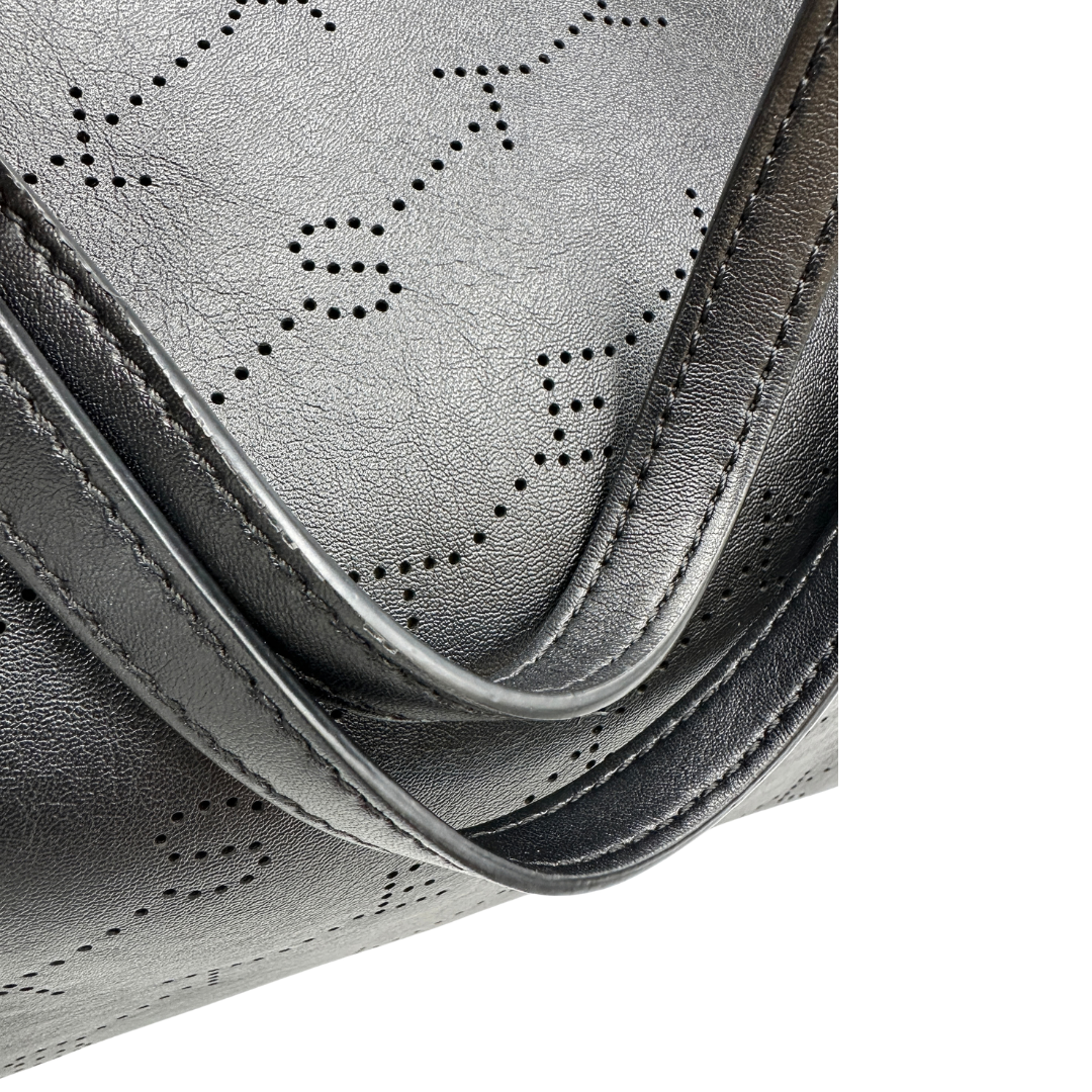 Manici, Borsa Stella McCartney in pelle nera caratterizzata dal motivo logo traforato. Originale, usata, di lusso, in ottime condizioni.