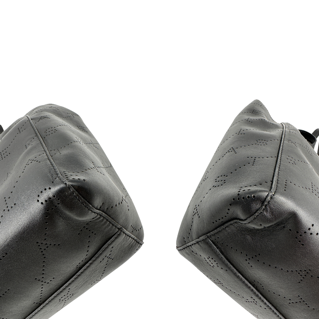 Angoli, Borsa Stella McCartney in pelle nera caratterizzata dal motivo logo traforato. Originale, usata, di lusso, in ottime condizioni.