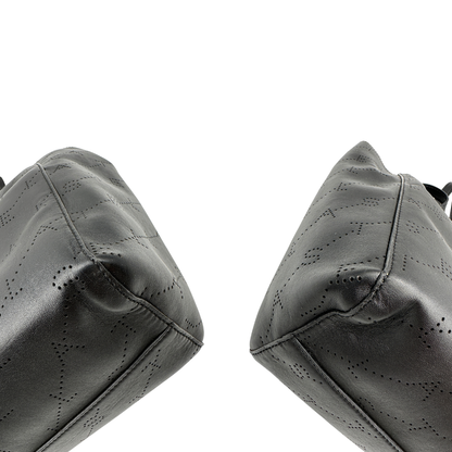Angoli, Borsa Stella McCartney in pelle nera caratterizzata dal motivo logo traforato. Originale, usata, di lusso, in ottime condizioni.