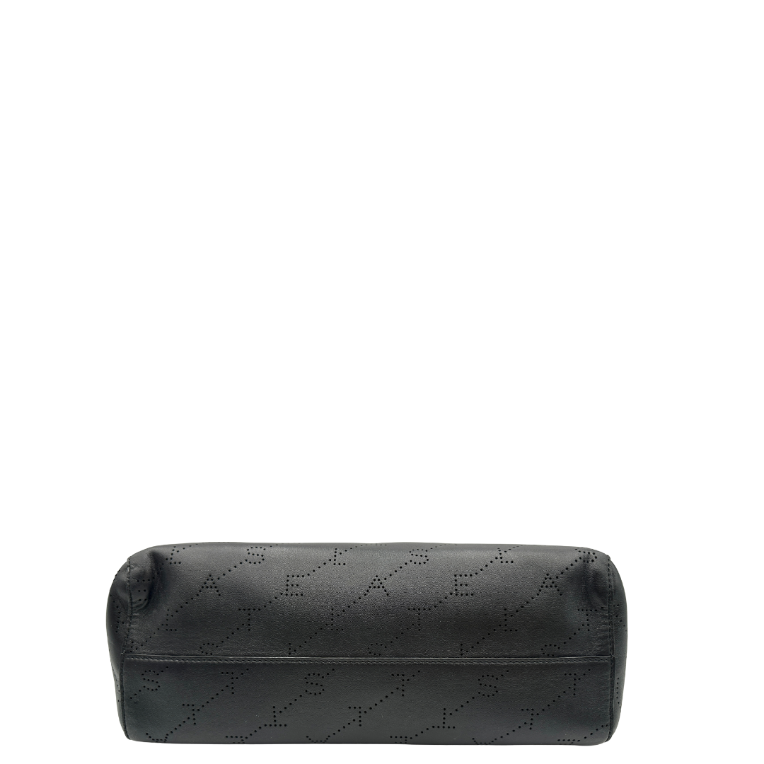 Base, Borsa Stella McCartney in pelle nera caratterizzata dal motivo logo traforato. Originale, usata, di lusso, in ottime condizioni.