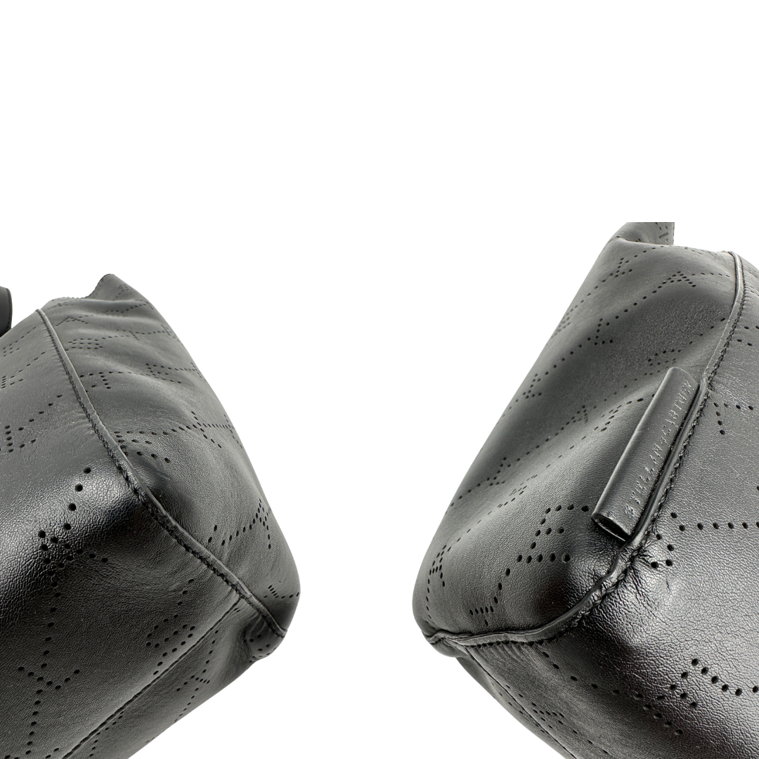 Angoli, Borsa Stella McCartney in pelle nera caratterizzata dal motivo logo traforato. Originale, usata, di lusso, in ottime condizioni.