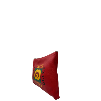 Lato, Pochette Gucci in pelle martellata rossa con logo sul front, da portare a mano. Originale,, usata, di lusso, in ottime condizioni.