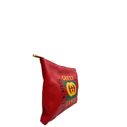 Lato, Pochette Gucci in pelle martellata rossa con logo sul front, da portare a mano. Originale,, usata, di lusso, in ottime condizioni.