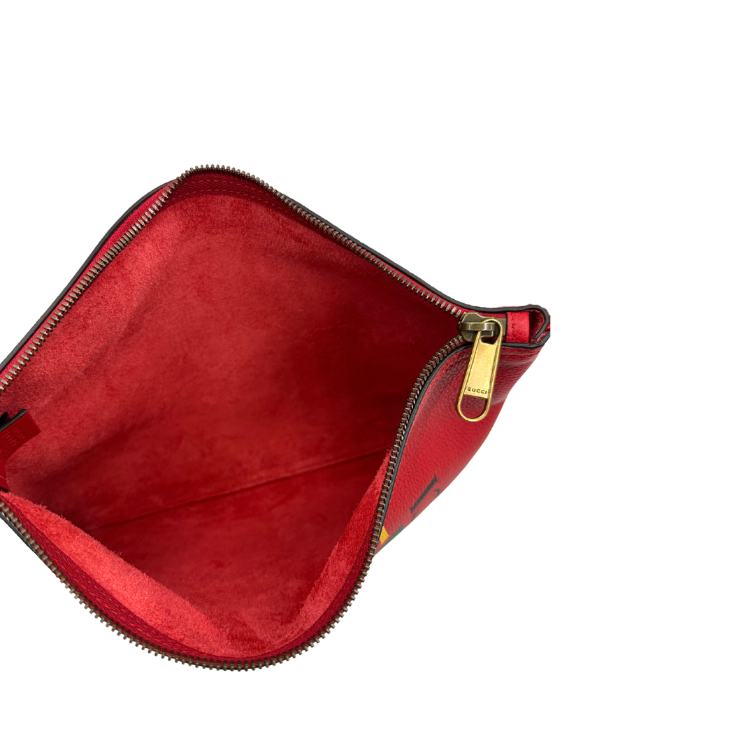 Interno, Pochette Gucci in pelle martellata rossa con logo sul front, da portare a mano. Originale,, usata, di lusso, in ottime condizioni.