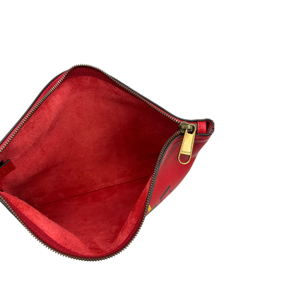 Interno, Pochette Gucci in pelle martellata rossa con logo sul front, da portare a mano. Originale,, usata, di lusso, in ottime condizioni.