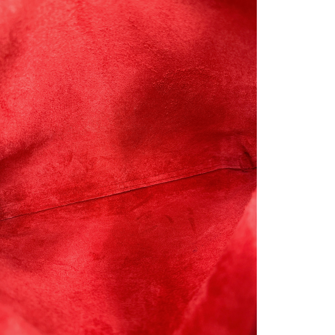 Interno, Pochette Gucci in pelle martellata rossa con logo sul front, da portare a mano. Originale,, usata, di lusso, in ottime condizioni.