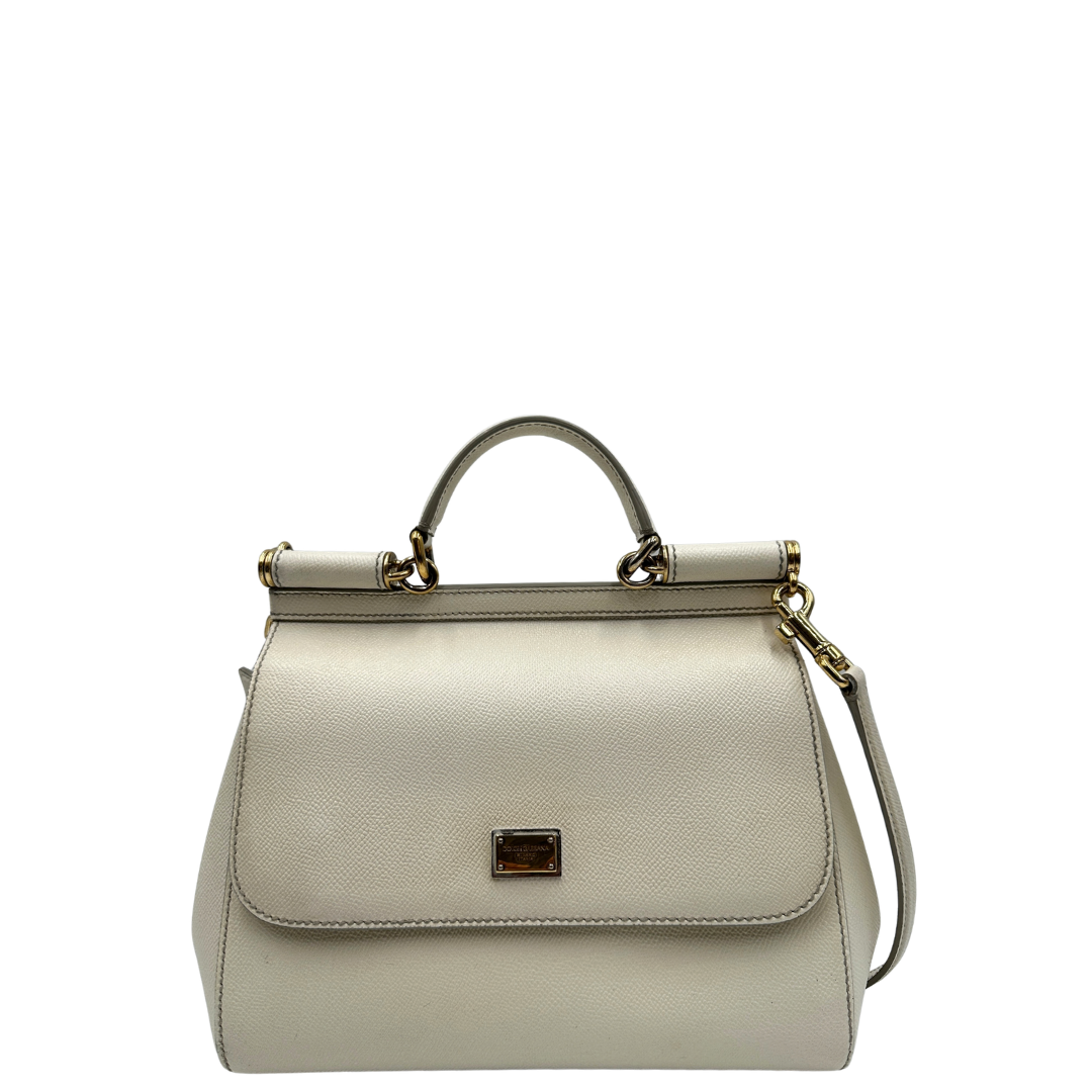 Front, Borsa Sicily nella misura grande, realizzata in pelle color bianco latte, Dalla linea essenziale e femminile, è personalizzata da targhetta logata bigalvanica. Originale, usata, di lusso, in ottime condizioni.