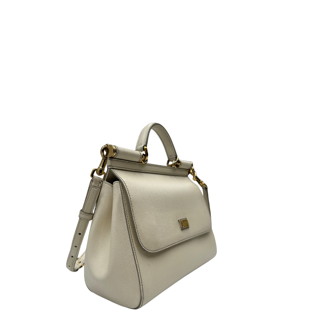 Lato, Borsa Sicily nella misura grande, realizzata in pelle color bianco latte, Dalla linea essenziale e femminile, è personalizzata da targhetta logata bigalvanica. Originale, usata, di lusso, in ottime condizioni.