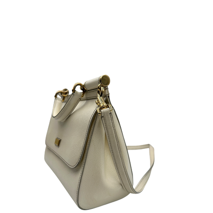 Lato, Borsa Sicily nella misura grande, realizzata in pelle color bianco latte, Dalla linea essenziale e femminile, è personalizzata da targhetta logata bigalvanica. Originale, usata, di lusso, in ottime condizioni.