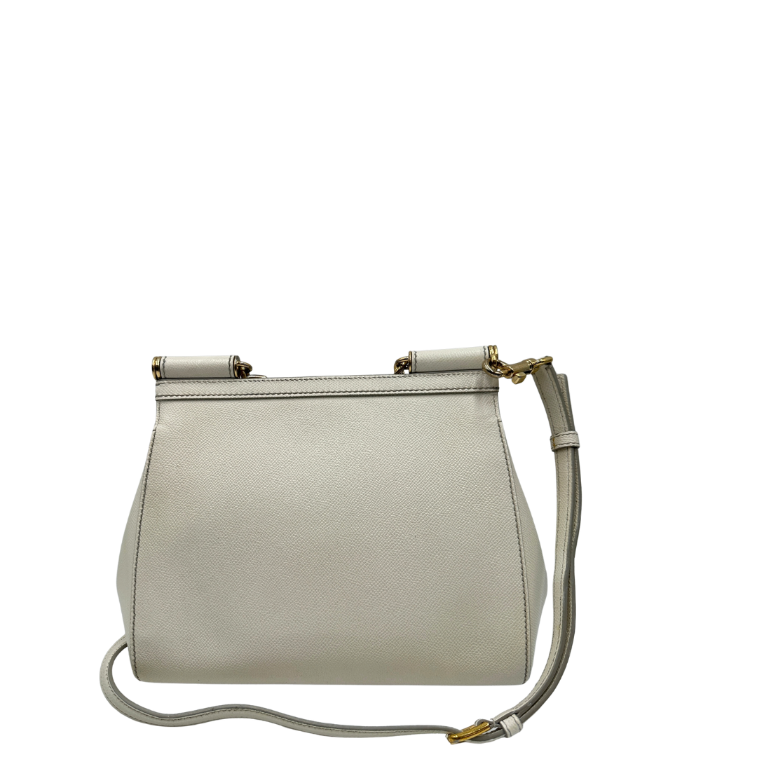 Retro, Borsa Sicily nella misura grande, realizzata in pelle color bianco latte, Dalla linea essenziale e femminile, è personalizzata da targhetta logata bigalvanica. Originale, usata, di lusso, in ottime condizioni.