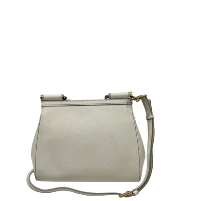 Retro, Borsa Sicily nella misura grande, realizzata in pelle color bianco latte, Dalla linea essenziale e femminile, è personalizzata da targhetta logata bigalvanica. Originale, usata, di lusso, in ottime condizioni.