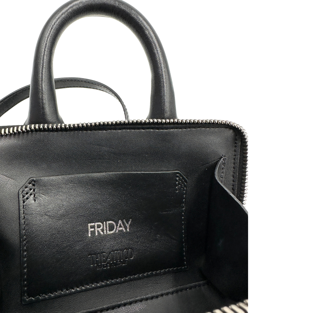 Interno, Borsa The Attico in pelle nera rifinita con parti metalliche argentate; munita di un manico singolo e una tracolla amovibile che diventa anche marsupio. Originale, usata, di lusso, in ottime condizioni