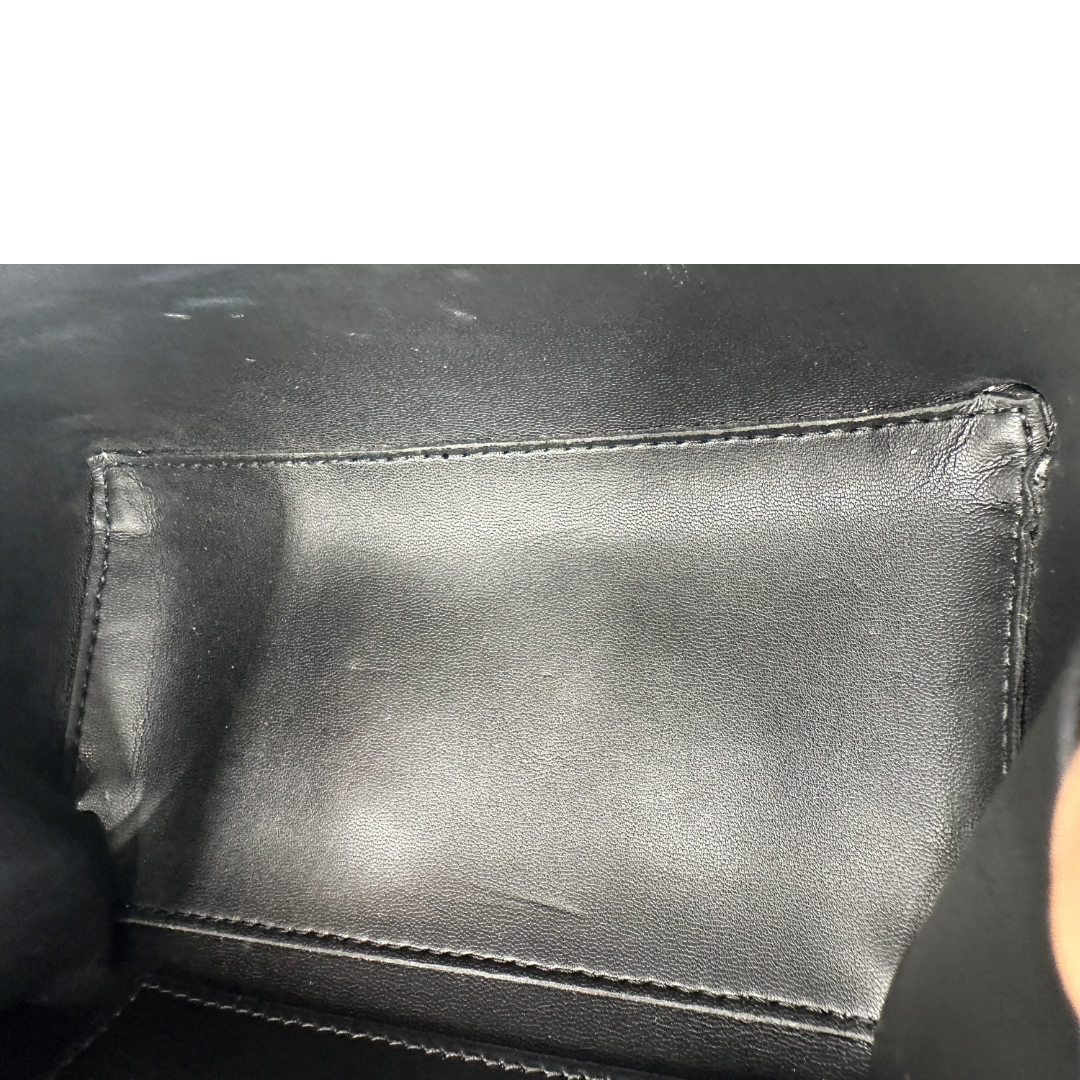 Interno, Borsa The Attico in pelle nera rifinita con parti metalliche argentate; munita di un manico singolo e una tracolla amovibile che diventa anche marsupio. Originale, usata, di lusso, in ottime condizioni