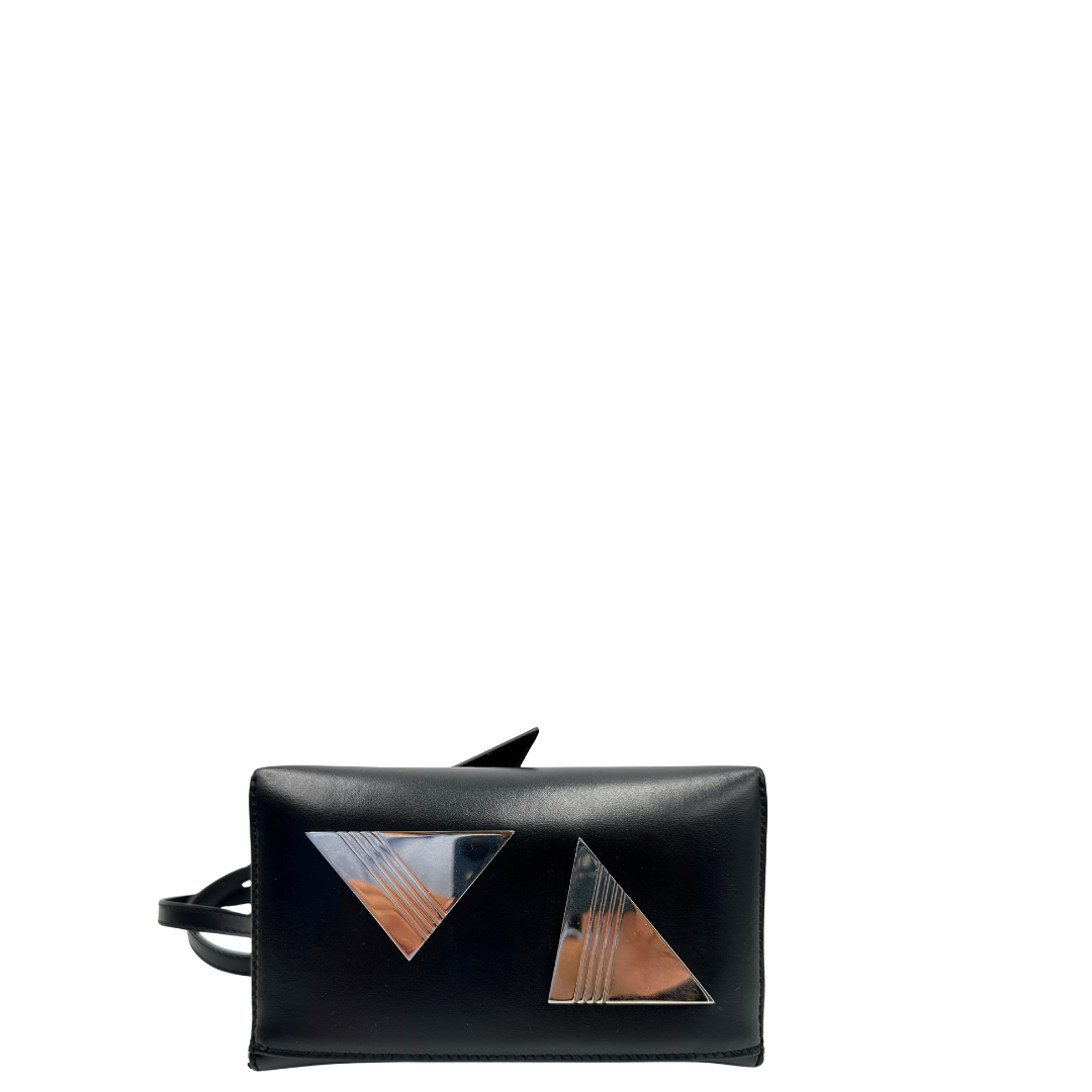 Base, Borsa The Attico in pelle nera rifinita con parti metalliche argentate; munita di un manico singolo e una tracolla amovibile che diventa anche marsupio. Originale, usata, di lusso, in ottime condizioni