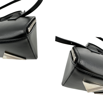 Angoli, Borsa The Attico in pelle nera rifinita con parti metalliche argentate; munita di un manico singolo e una tracolla amovibile che diventa anche marsupio. Originale, usata, di lusso, in ottime condizioni