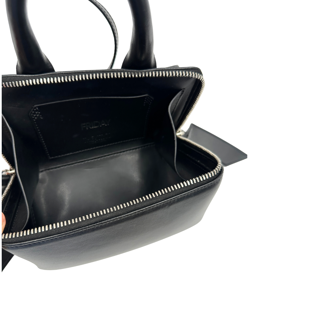 Interno, Borsa The Attico in pelle nera rifinita con parti metalliche argentate; munita di un manico singolo e una tracolla amovibile che diventa anche marsupio. Originale, usata, di lusso, in ottime condizioni