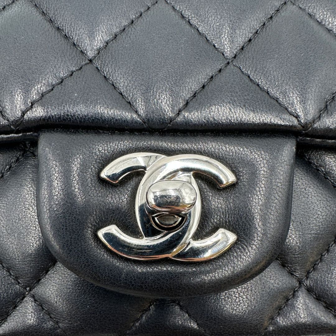 cc logo Borsa Chanel Mini Flap Square in pelle trapuntata 