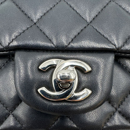 cc logo Borsa Chanel Mini Flap Square in pelle trapuntata 