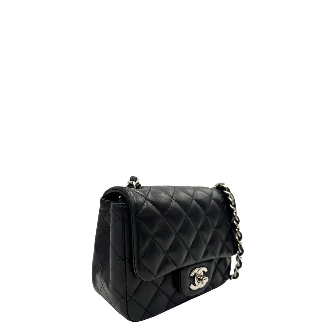 lato Borsa Chanel Mini Flap Square in pelle trapuntata 