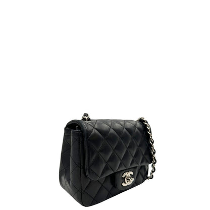 lato Borsa Chanel Mini Flap Square in pelle trapuntata 