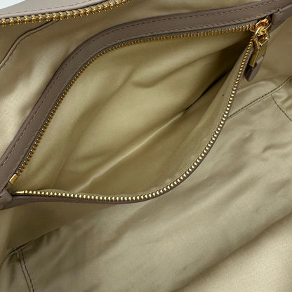 interno Borsa Miu Miu realizzata in pelle liscia color pomice 