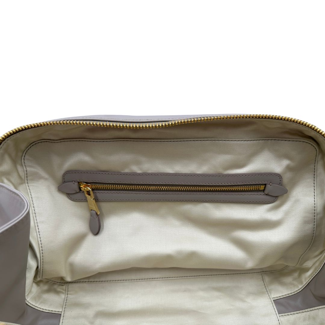 interno Borsa Miu Miu realizzata in pelle liscia color pomice 