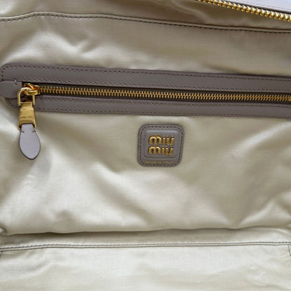 interno Borsa Miu Miu realizzata in pelle liscia color pomice 