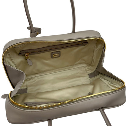interno Borsa Miu Miu realizzata in pelle liscia color pomice 