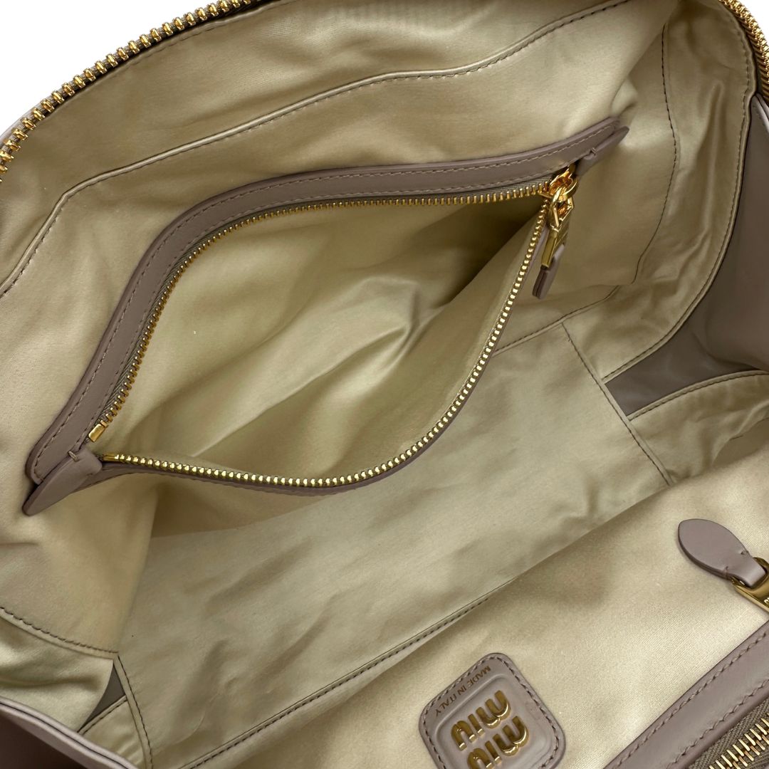 interno Borsa Miu Miu realizzata in pelle liscia color pomice 