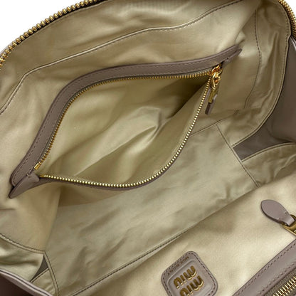 interno Borsa Miu Miu realizzata in pelle liscia color pomice 