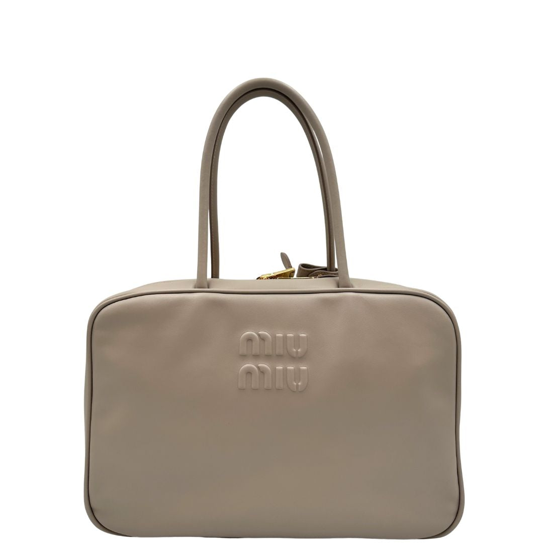 front Borsa Miu Miu realizzata in pelle liscia color pomice 
