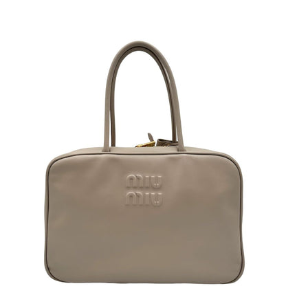 front Borsa Miu Miu realizzata in pelle liscia color pomice 