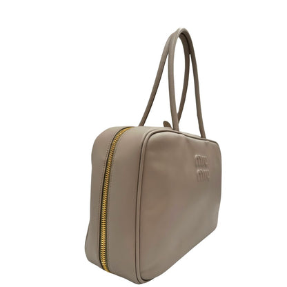  lato Borsa Miu Miu realizzata in pelle liscia color pomice 