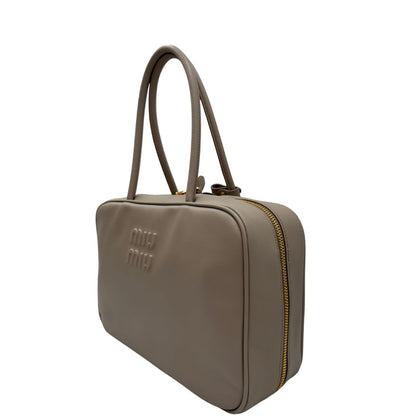 lato Borsa Miu Miu realizzata in pelle liscia color pomice 